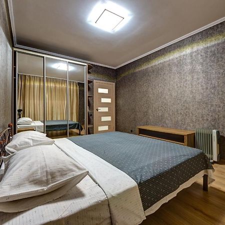 Apartments Near Ukraina Shopping Mall เคียฟ ภายนอก รูปภาพ